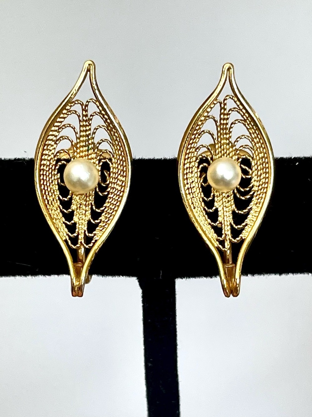 Sarah Coventry Vintage Gold Filigree Pearl Leaf Clip Earrings Elegant MCM Chic